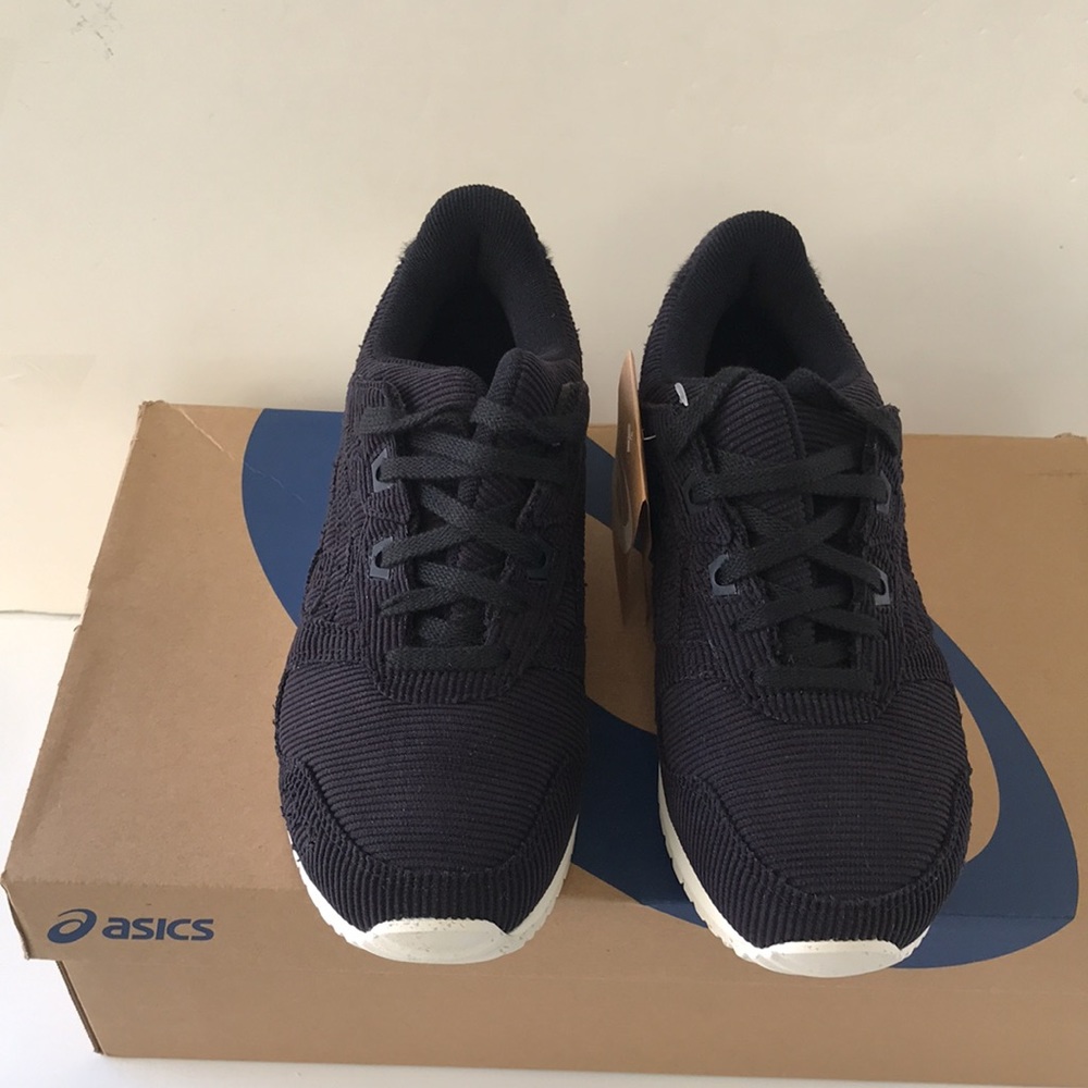 Asics Women's Lyte Classic Sneaker Size 7 Black/ White - Picture 10 of 13